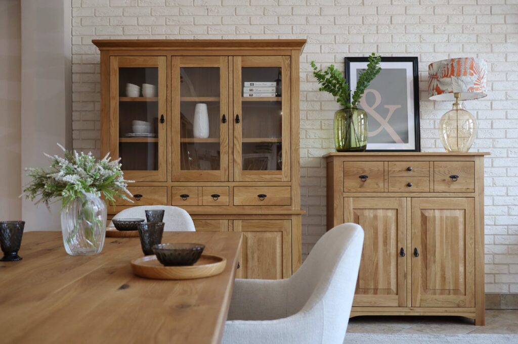 Aranżacja wnętrza z dębowych mebli wykonanych przez firmę BK Meble z Kęt